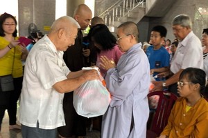 由本市若干醫生及華人企業家組成的慈善團日前前往頭頓市慈光禪寺展開贈醫施藥活動。