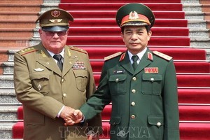 國防部副部長潘文江上將（右）與古巴革命武裝力量部第一副部長米耶拉上將會晤時握手合照。（圖源：越通社）