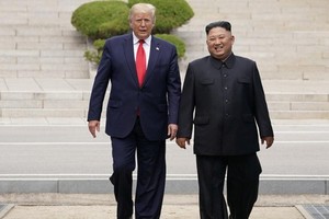 美國總統特朗普在朝鮮領導人金正恩邀請下跨過三八線進入朝鮮領土。 （圖源：路透社）