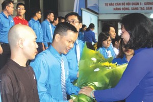 第五郡人民議會主席黃玉女芳虹祝賀林大富 榮任郡青聯會副主席。