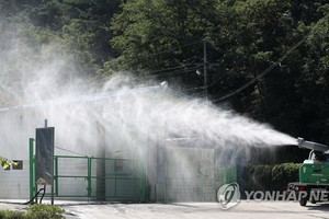  9月17日，江原道楊口郡南面一處養豬場周邊正進行消毒。當天韓國出現首例非洲豬瘟病例。（圖源：韓聯社）