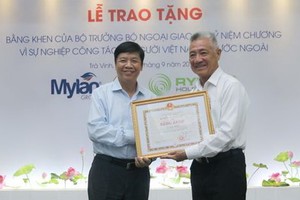 外交部副部長阮國強向阮清美博士（右）頒授政府副總理、外交部長范平明的獎狀。（圖源：越通社）