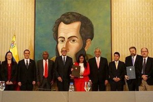 委國通訊部長、副總統、反對派副領導人、外長等人16日在委外交部簽署協議。（圖源：AFP）