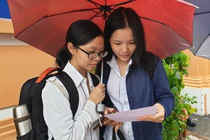 兩名華文科考生在討論試題。