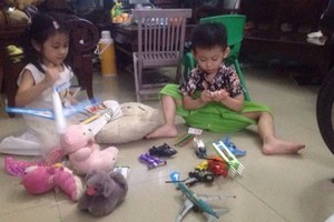 姐弟倆玩完後會自覺收拾好自己的玩具並清理室內的垃圾。