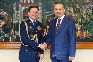 公安部長蘇霖大將（右）接見柬埔寨王國內務部國家警察總署總監涅沙文上將。（圖源：越通社）