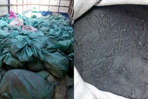 每包重量約20公斤粉狀物疑是鉛精礦粉。（圖源：老街報）