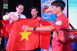 市人委會常務副主席黎清廉出席儀式並向芹耶縣漁民贈送國旗。（圖源：黃潮）