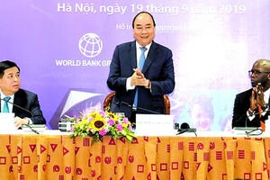 政府總理阮春福（中）在會上致詞。（圖源：光孝）