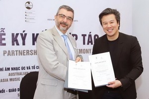 AMPA Education(右)與AMEB代表握手預祝合作成功。