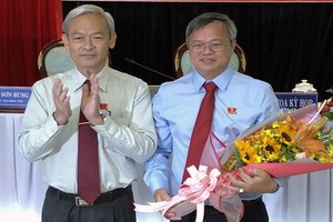 同奈省省委書記阮富強（左）向同奈省人委會主席高進勇增送鮮花祝賀。（圖源：S.Đ）