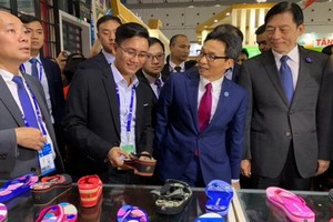 武德膽副總理看望平仙日用品製作有限公司展位。