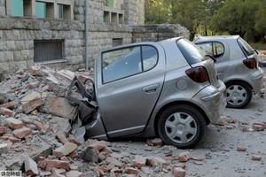 汽車被砸壞 。（圖源：互聯網）