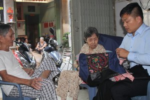 黃達銘與朱瑞環老夫婦把其父母親70多年前從中國老家背著弟妹來越南的 咩帶贈予作者。