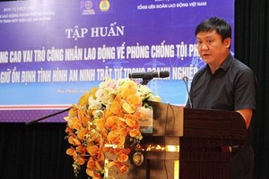 越南勞動總聯團宣教委員會副會長黎高勝在集訓班上講話。（圖源：栢海）