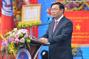 政府副總理王廷惠出席榮市大學第六十屆開課儀式並發表講話。（圖源：阮翡）