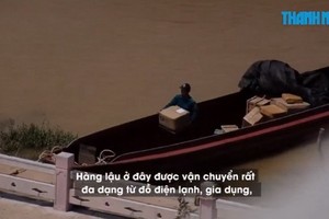 私貨從中國東興市運送至芒街國際口岸哨所1號公里碼頭區域。（圖源：TNO視頻截圖）