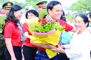 市委副書記武氏蓉送花祝賀代表團。（圖源：龍湖）