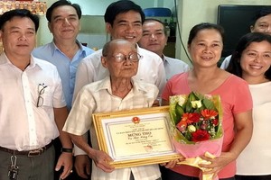 第十一郡領導向華人長者蔡雄威大叔贈送禮物。