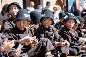 當地時間9月1日，意大利皮埃蒙特國際煙囪清掃節期間，民眾在臉部塗抹出濃濃的“煙熏妝”上街慶祝狂歡。 （圖源：Sipaphoto）