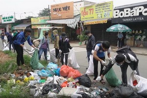 本市眾多年輕人齊心協力去撿垃圾，清理環境。（圖源：TTO）