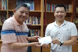 杭慰瑤董事長將贊助贈報活動款項 轉交本報執行編輯林曉東。