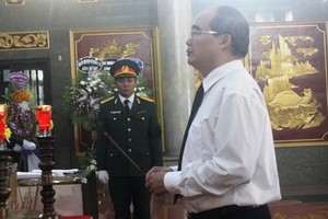 市委書記阮善仁上香弔唁武裝力量英雄阮文柒大校。（圖源：黃蘭）