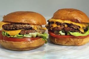 美國一公司用人造肉製作的漢堡。（圖源：AP）