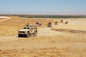 土耳其武裝部隊和美軍人員在無人機的配合下進行聯合地面巡邏。（圖源：互聯網）