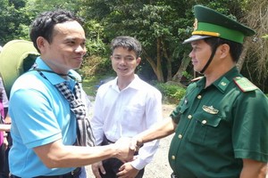 市委常務副書記陳留光（前左）同本市代表團前往海軍第五區所屬的“薯”嶼展開了多項活動。（圖源：越娥）