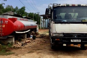 涉案的運輸工具及假柴油配製容器等物證。