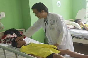 巴地市醫院醫生給病童看診。（圖源：明天）