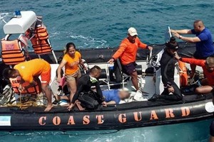 菲律賓長灘島一支龍舟隊在進行訓練時龍舟遭巨浪沖擊翻覆，七名劃手溺斃，另14人獲救。（圖源：互聯網）