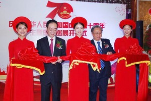 中國駐本市總領事吳駿(左二)及市文體廳副廳長梅伯雄(右二)進行剪綵儀式。