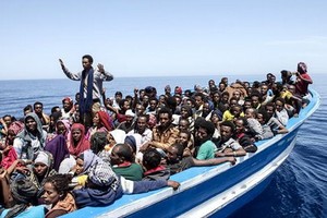 在地中海漂泊的難民。（圖源：互聯網）