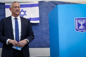 9月17日，在以色列羅什艾因，以色列藍白黨領袖本尼·甘茨在投票站投票。（圖源：新華社）