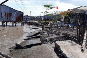 圖為金甌省玉顯縣岬角鄉勒環村河岸坍塌實況。（圖源：阮雄）