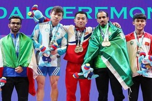 陳英俊（右一）奪得銀牌。（圖源：互聯網）