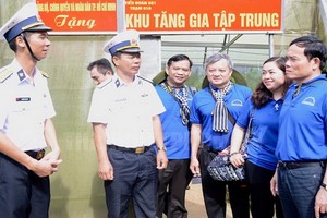 陳留光同志（右一）和代表團親切問候、動員土硃邊防哨所執行任務的幹部、戰士。（圖源：市黨部新聞網）