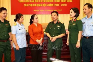 黎賢雲中將（右三）同與會代表交談。