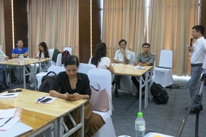 記者們討論有關如何提高制止假新聞技能。（圖源：梅香）