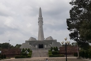 以“鐵三角”為象徵的地道紀念碑。