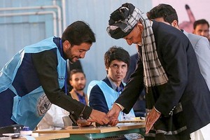 9月28日，阿富汗喀布爾，阿富汗大選開始投票，阿富汗總統加尼現身投票站。（圖源：AFP）