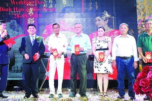 各華人企業家、華人會館、華文中心代表、親朋戚友應邀出席祝賀。