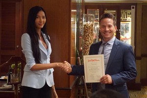 特拉維斯‧艾倫‧韋德與亞后黃垂。