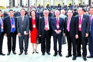 朱應昌(左三)和麒麟(左一)與參加活動的 各國華人朋友合影。