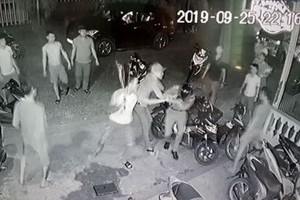 歹徒用刀與棍子攻擊職能力量，導致3名街區警察受傷。（圖源：監控視頻截圖）