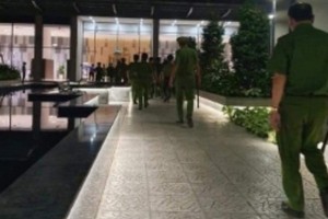 第四郡公安力量對 The Gold View公寓進行行政總檢查工作。（圖源：明慧）