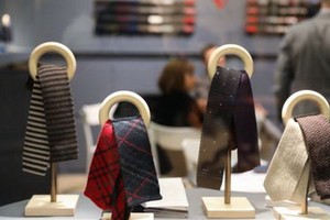 佛羅倫斯皮蒂男裝展上的配飾。（圖源：新華社）