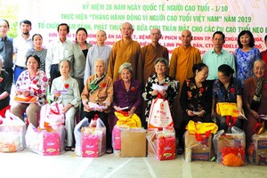 組委會向藝人養老院的老藝人贈送禮物。